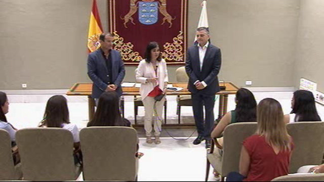 Recepción al equipo ganador de debates escolares del CEP Lanzarote posterior visita a la sede del Parlamento de Canarias