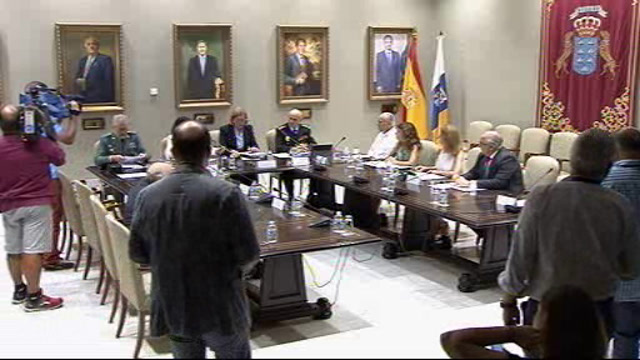 Reunión de la presidenta del Parlamento, diputados y diputadas con la delegada del gobierno en Canarias, Dña. Mercedes Roldós Caballero y con el jefe superior de policía (CNP), D. José María Moreno Moreno