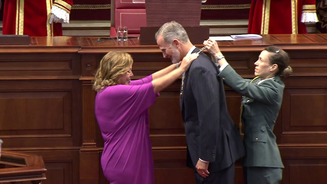 Acto de entrega de la medalla de oro del Parlamento a S. M. El Rey